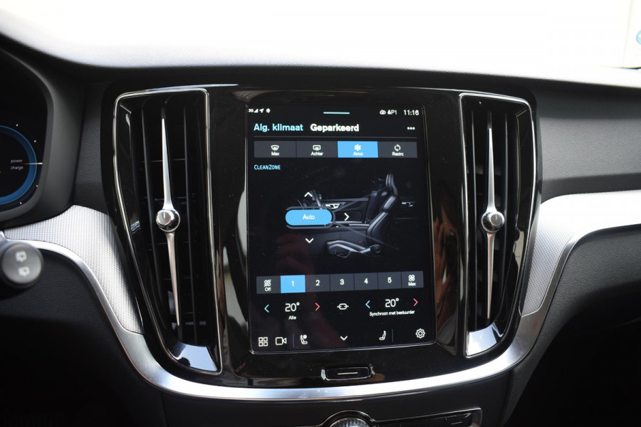 Volvo V60 T6 350PK Automaat AWD Plus Dark / Navigatie / Camera / Adaptieve Cruise Control / Elektrische Stoelen / Leder / LM Velgen /