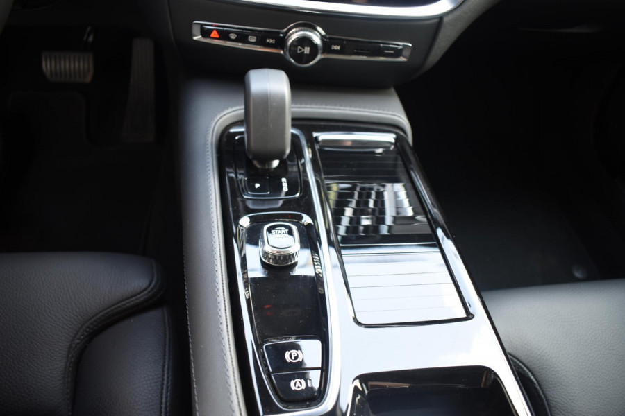 Volvo V60 T6 350PK Automaat AWD Plus Dark / Navigatie / Camera / Adaptieve Cruise Control / Elektrische Stoelen / Leder / LM Velgen /