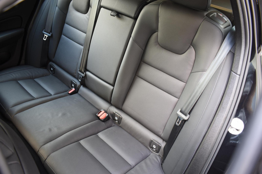 Volvo V60 T6 350PK Automaat AWD Plus Dark / Navigatie / Camera / Adaptieve Cruise Control / Elektrische Stoelen / Leder / LM Velgen /