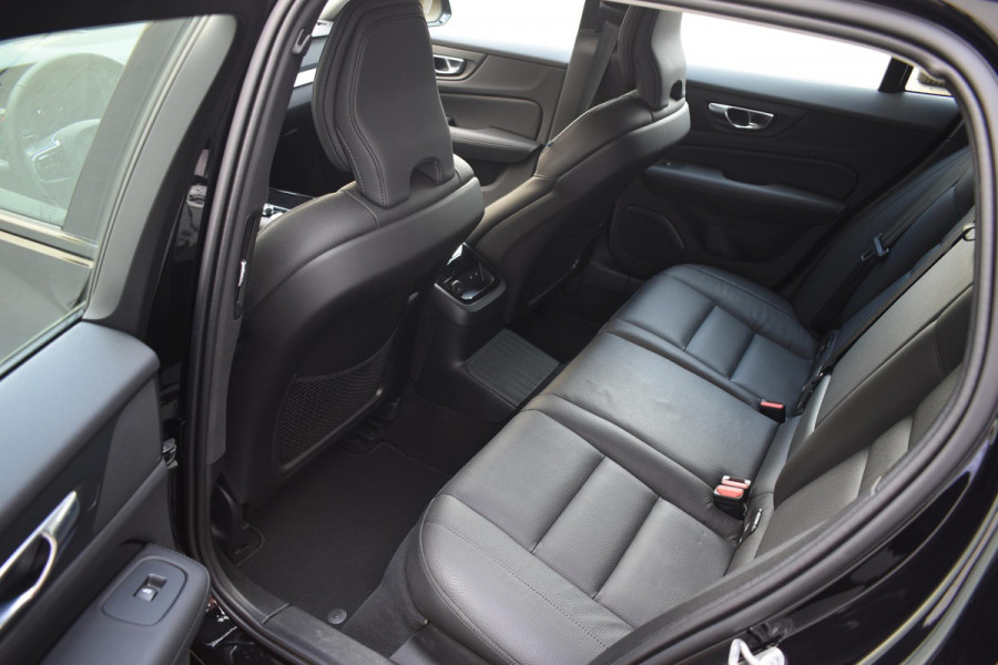 Volvo V60 T6 350PK Automaat AWD Plus Dark / Navigatie / Camera / Adaptieve Cruise Control / Elektrische Stoelen / Leder / LM Velgen /