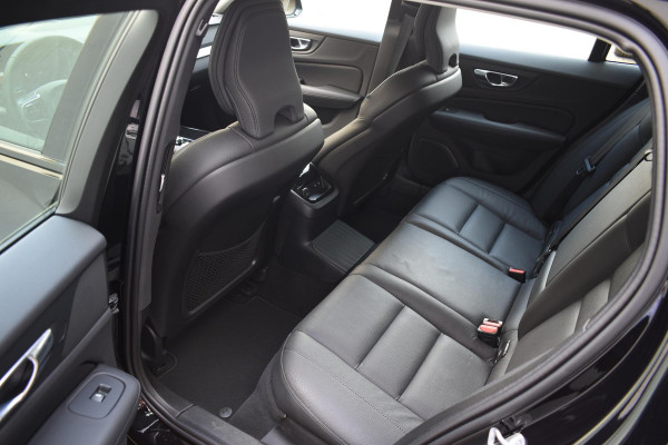 Volvo V60 T6 350PK Automaat AWD Plus Dark / Navigatie / Camera / Adaptieve Cruise Control / Elektrische Stoelen / Leder / LM Velgen /