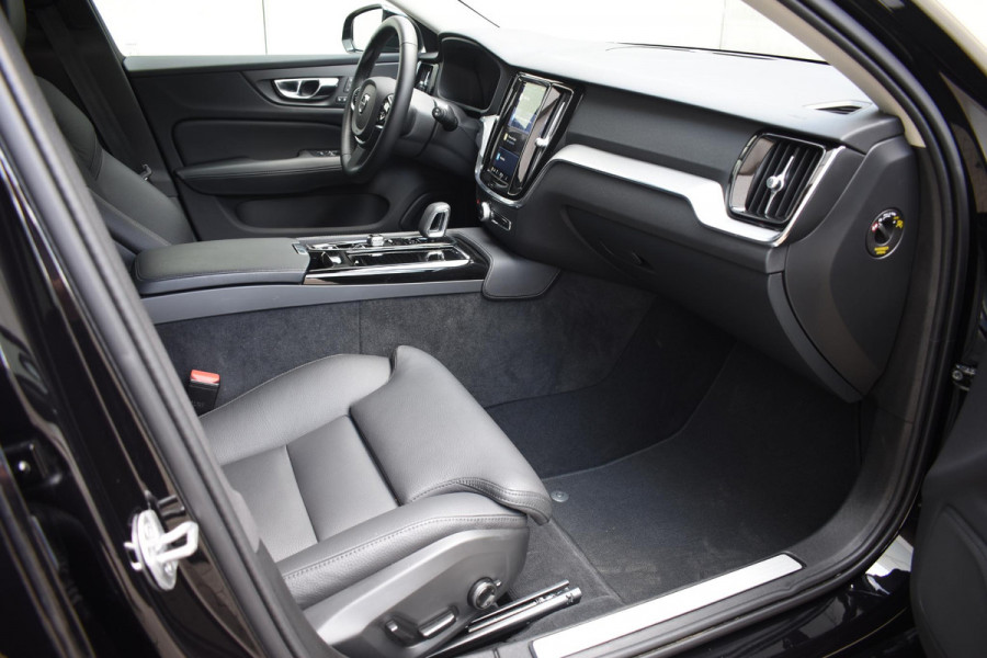 Volvo V60 T6 350PK Automaat AWD Plus Dark / Navigatie / Camera / Adaptieve Cruise Control / Elektrische Stoelen / Leder / LM Velgen /