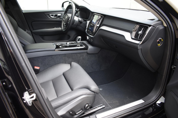 Volvo V60 T6 350PK Automaat AWD Plus Dark / Navigatie / Camera / Adaptieve Cruise Control / Elektrische Stoelen / Leder / LM Velgen /