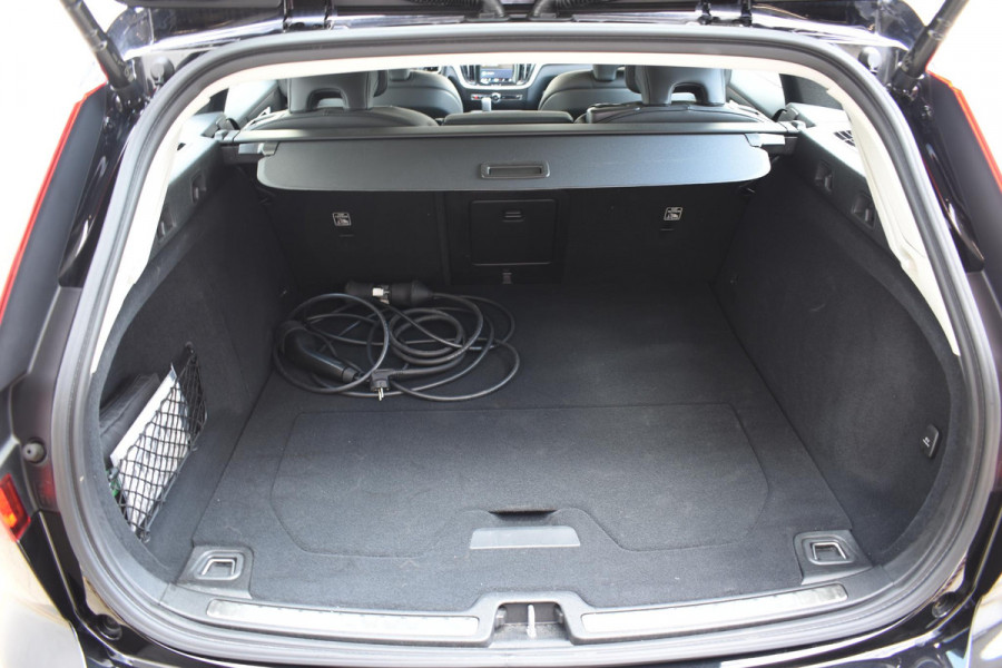 Volvo V60 T6 350PK Automaat AWD Plus Dark / Navigatie / Camera / Adaptieve Cruise Control / Elektrische Stoelen / Leder / LM Velgen /