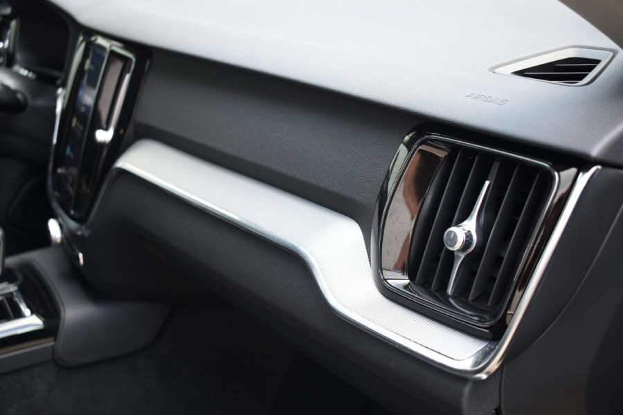 Volvo V60 T6 350PK Automaat AWD Plus Dark / Navigatie / Camera / Adaptieve Cruise Control / Elektrische Stoelen / Leder / LM Velgen /
