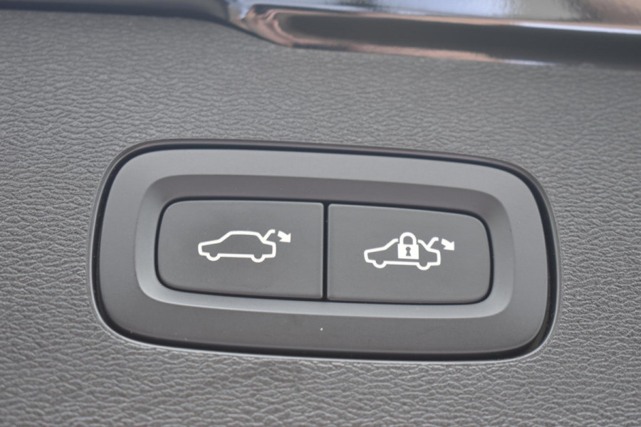 Volvo V60 T6 350PK Automaat AWD Plus Dark / Navigatie / Camera / Adaptieve Cruise Control / Elektrische Stoelen / Leder / LM Velgen /