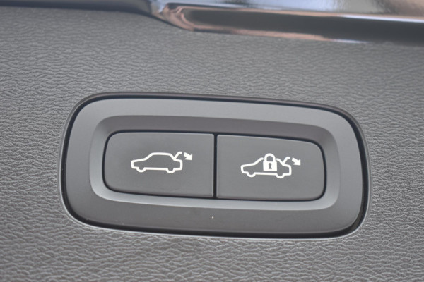 Volvo V60 T6 350PK Automaat AWD Plus Dark / Navigatie / Camera / Adaptieve Cruise Control / Elektrische Stoelen / Leder / LM Velgen /