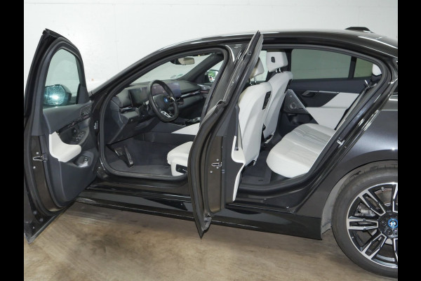 BMW i5 xDrive40 M-Sport - Onderstel Prof - Trekhaak - Bowers & Wilkins - Driving Ass Prof
