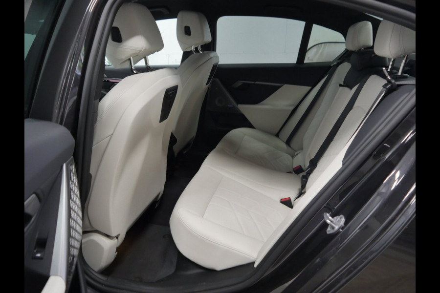 BMW i5 xDrive40 M-Sport - Onderstel Prof - Trekhaak - Bowers & Wilkins - Driving Ass Prof
