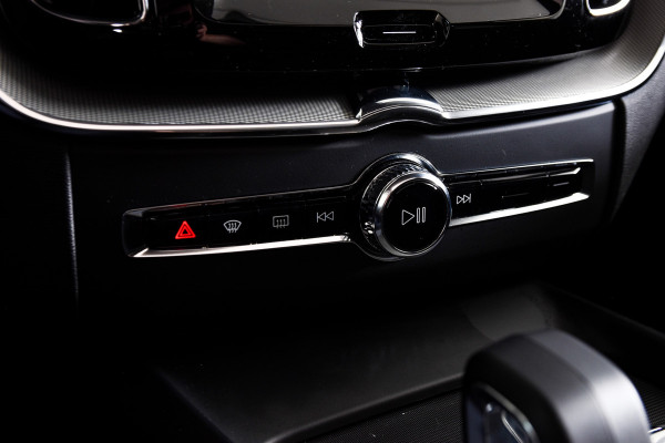 Volvo XC60 2.0 T6 Plug-in hybrid AWD Plus Dark | S/K-Panodak | Dig. Cockpit | Adapt. Cruise | Memory Stoelen | Elek. Klep | Stoel-+stuurverw. | 360 Camera | Harman/Kardon | NAV+App. Connect | LM 19" | 9452