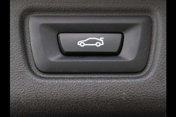 BMW 3-serie 320e M-Sport | Panoramadak | Adaptive cruise | Leder | Trekhaak | Head-Up | Camera | Stoel & stuurverwarming | Carplay | Navigatie | Sfeerverlichting | Live Cockpit