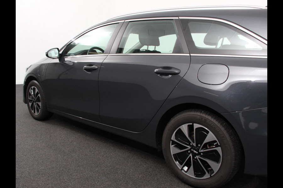 Kia Ceed Sportswagon 1.6 GDI PHEV DynamicLine DEMO!! Achteruitrijcamera Stuurverwarming Stoel verwarming Climate control LED Keyless start/ entry Parkeersensoren achter Adaptieve cruise control Lane assist
