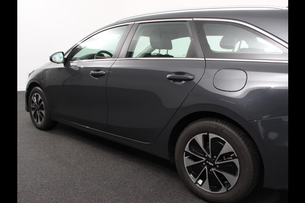 Kia Ceed Sportswagon 1.6 GDI PHEV DynamicLine DEMO!! Achteruitrijcamera Stuurverwarming Stoel verwarming Climate control LED Keyless start/ entry Parkeersensoren achter Adaptieve cruise control Lane assist