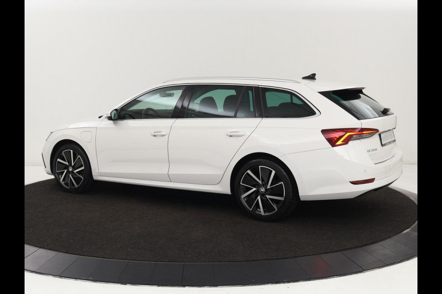 Škoda Octavia 1.4 TSI iV Business Edition Plus | Head-Up | Camera | Stoelverwarming | Side Assist | Achterbankverwarming | Carplay | Keyless | Elektrische voorstoelen | Memory | Sfeerverlichting | Navigatie | PHEV
