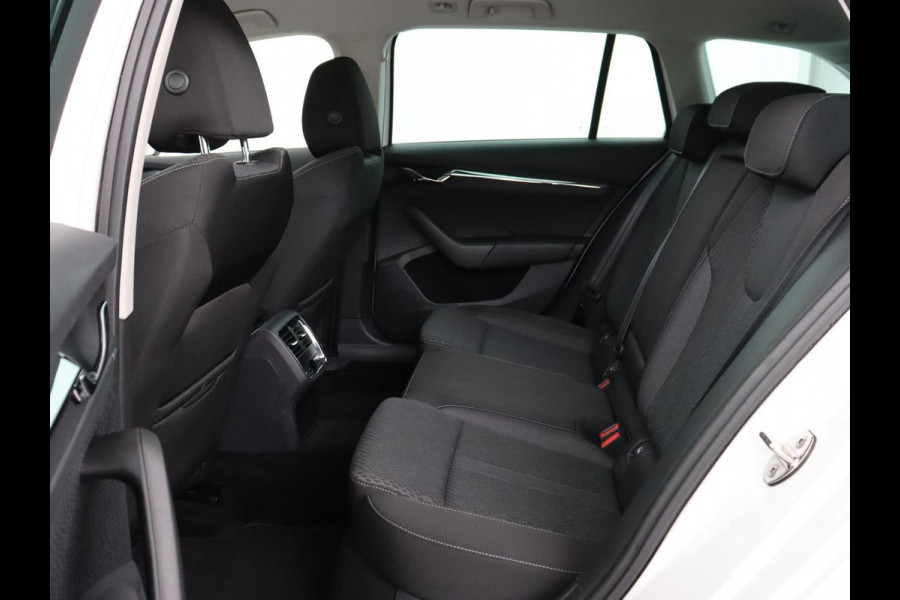 Škoda Octavia 1.4 TSI iV Business Edition Plus | Head-Up | Camera | Stoelverwarming | Side Assist | Achterbankverwarming | Carplay | Keyless | Elektrische voorstoelen | Memory | Sfeerverlichting | Navigatie | PHEV
