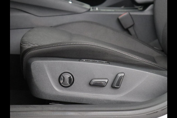 Škoda Octavia 1.4 TSI iV Business Edition Plus | Head-Up | Camera | Stoelverwarming | Side Assist | Achterbankverwarming | Carplay | Keyless | Elektrische voorstoelen | Memory | Sfeerverlichting | Navigatie | PHEV