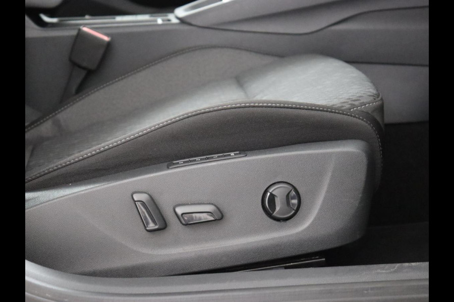 Škoda Octavia 1.4 TSI iV Business Edition Plus | Head-Up | Camera | Stoelverwarming | Side Assist | Achterbankverwarming | Carplay | Keyless | Elektrische voorstoelen | Memory | Sfeerverlichting | Navigatie | PHEV