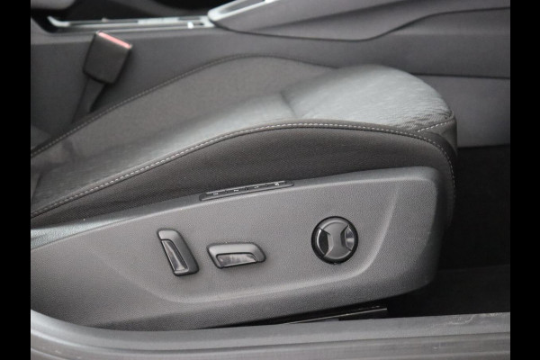Škoda Octavia 1.4 TSI iV Business Edition Plus | Head-Up | Camera | Stoelverwarming | Side Assist | Achterbankverwarming | Carplay | Keyless | Elektrische voorstoelen | Memory | Sfeerverlichting | Navigatie | PHEV