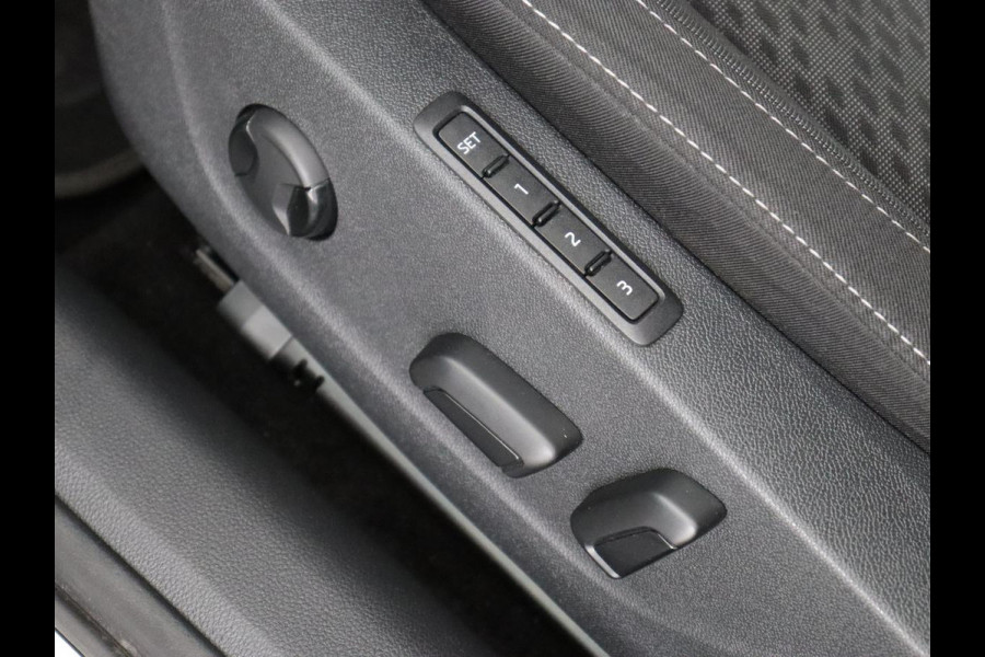 Škoda Octavia 1.4 TSI iV Business Edition Plus | Head-Up | Camera | Stoelverwarming | Side Assist | Achterbankverwarming | Carplay | Keyless | Elektrische voorstoelen | Memory | Sfeerverlichting | Navigatie | PHEV