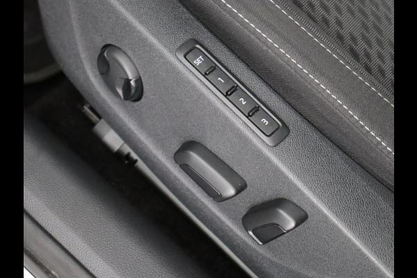 Škoda Octavia 1.4 TSI iV Business Edition Plus | Head-Up | Camera | Stoelverwarming | Side Assist | Achterbankverwarming | Carplay | Keyless | Elektrische voorstoelen | Memory | Sfeerverlichting | Navigatie | PHEV