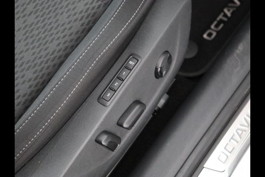 Škoda Octavia 1.4 TSI iV Business Edition Plus | Head-Up | Camera | Stoelverwarming | Side Assist | Achterbankverwarming | Carplay | Keyless | Elektrische voorstoelen | Memory | Sfeerverlichting | Navigatie | PHEV