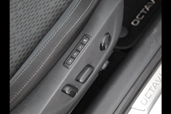Škoda Octavia 1.4 TSI iV Business Edition Plus | Head-Up | Camera | Stoelverwarming | Side Assist | Achterbankverwarming | Carplay | Keyless | Elektrische voorstoelen | Memory | Sfeerverlichting | Navigatie | PHEV