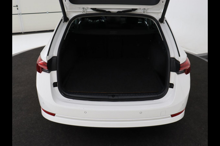 Škoda Octavia 1.4 TSI iV Business Edition Plus | Head-Up | Camera | Stoelverwarming | Side Assist | Achterbankverwarming | Carplay | Keyless | Elektrische voorstoelen | Memory | Sfeerverlichting | Navigatie | PHEV