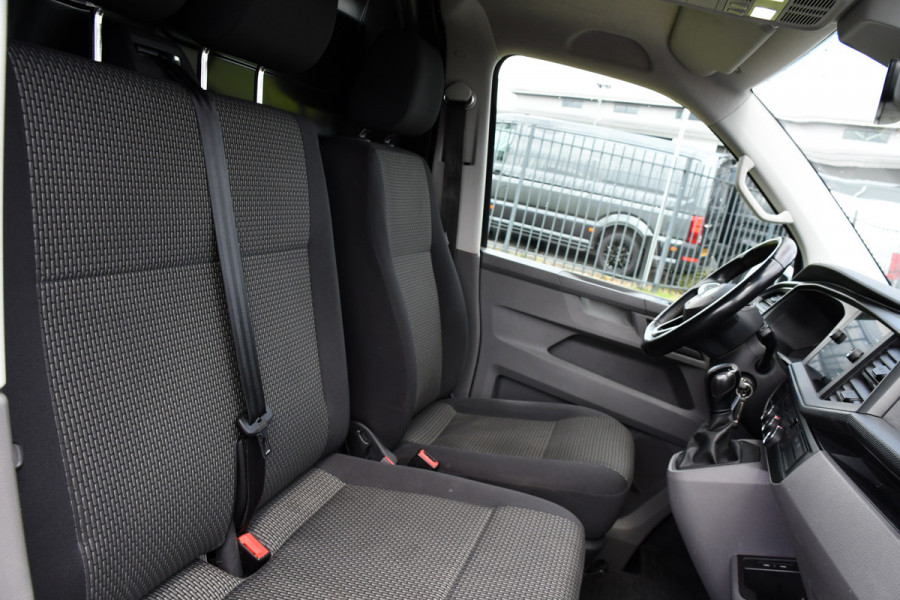 Volkswagen Transporter 2.0 TDI L2H1 30 Highline PB Edition Adaptieve Cruise, Carplay, Camera, 150pk, Automaat, LED, Multimedia, Sensoren, Uniek!