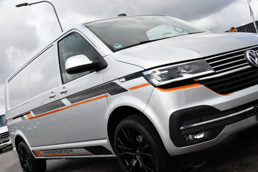 Volkswagen Transporter 2.0 TDI L2H1 30 Highline PB Edition Adaptieve Cruise, Carplay, Camera, 150pk, Automaat, LED, Multimedia, Sensoren, Uniek!