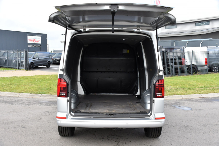 Volkswagen Transporter 2.0 TDI L2H1 30 Highline PB Edition Adaptieve Cruise, Carplay, Camera, 150pk, Automaat, LED, Multimedia, Sensoren, Uniek!