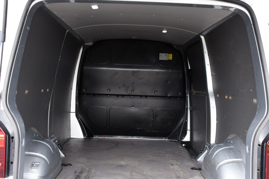 Volkswagen Transporter 2.0 TDI L2H1 30 Highline PB Edition Adaptieve Cruise, Carplay, Camera, 150pk, Automaat, LED, Multimedia, Sensoren, Uniek!