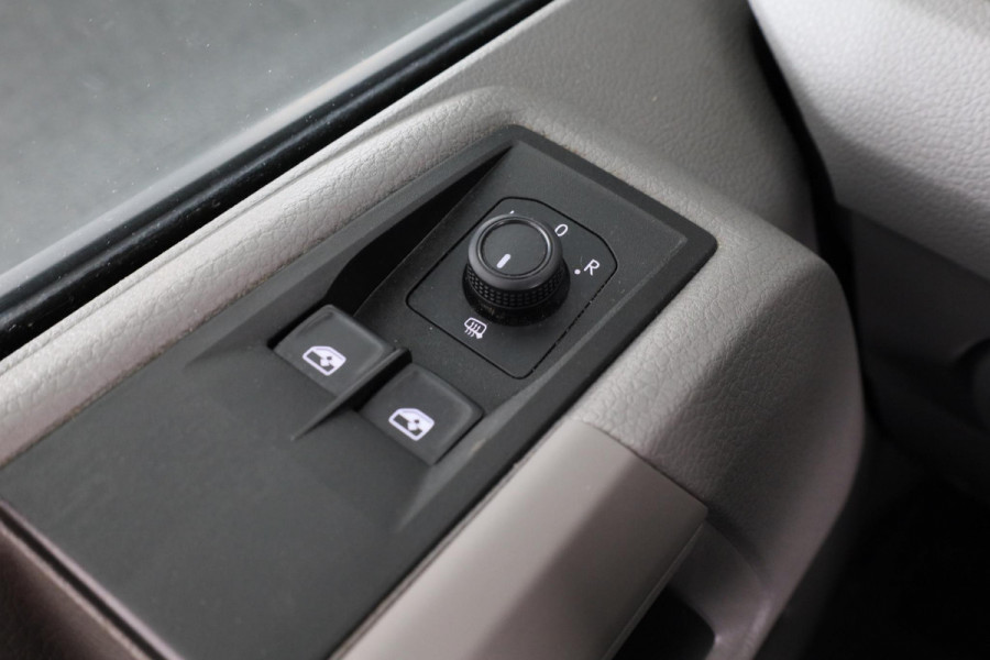 Volkswagen Crafter 35 2.0 TDI L3H3 Highline 140 pk Automaat | Navigatie | Parkeersensoren | Achteruitrijcamera | Cruise control |