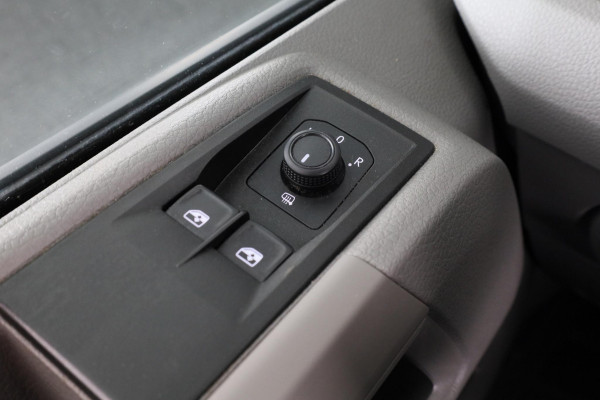 Volkswagen Crafter 35 2.0 TDI L3H3 Highline 140 pk Automaat | Navigatie | Parkeersensoren | Achteruitrijcamera | Cruise control |
