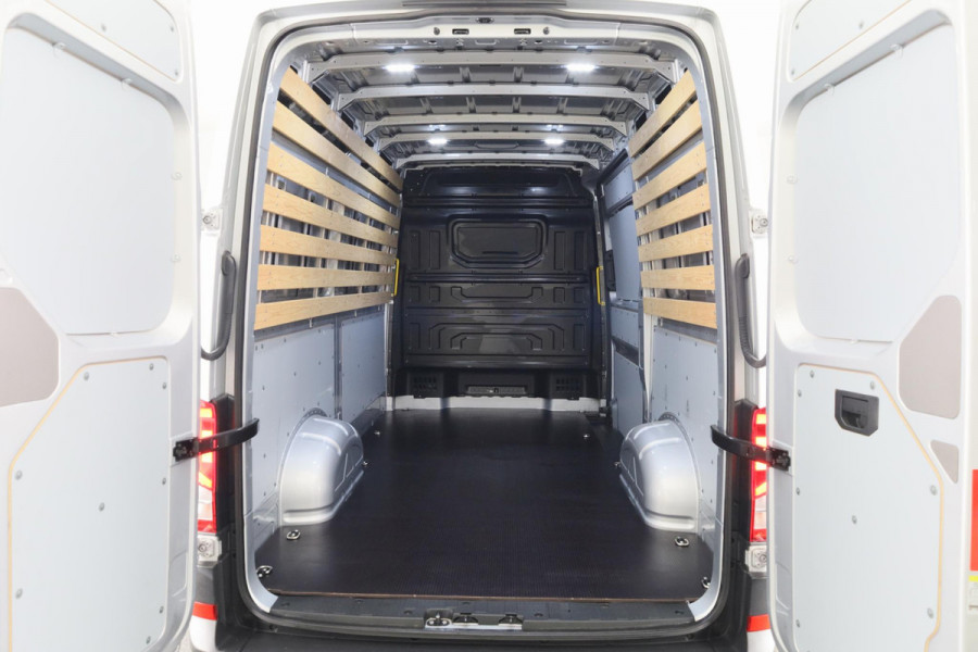 Volkswagen Crafter 35 2.0 TDI L3H3 Highline 140 pk Automaat | Navigatie | Parkeersensoren | Achteruitrijcamera | Cruise control |