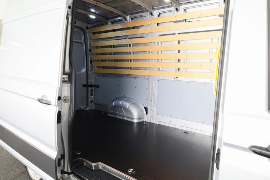 Volkswagen Crafter 35 2.0 TDI L3H3 Highline 140 pk Automaat | Navigatie | Parkeersensoren | Achteruitrijcamera | Cruise control |