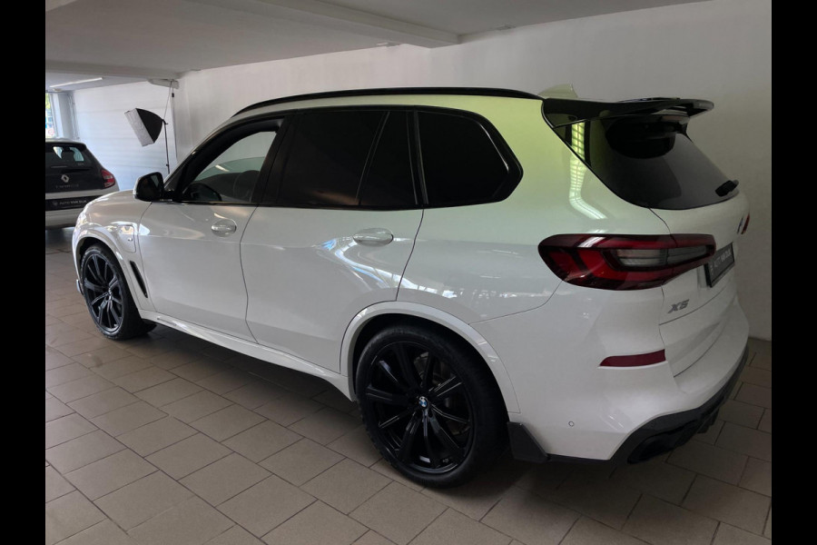BMW X5 XDrive45e High Executive M PAKKET M PERFORMANCE CARBON AIRCO NAVI CRUISE BT STOELVERW LUCHTV 22INCH CAMERA NIEUWSTAAT