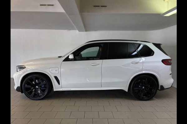 BMW X5 XDrive45e High Executive M PAKKET M PERFORMANCE CARBON AIRCO NAVI CRUISE BT STOELVERW LUCHTV 22INCH CAMERA NIEUWSTAAT