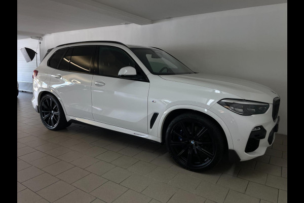 BMW X5 XDrive45e High Executive M PAKKET M PERFORMANCE CARBON AIRCO NAVI CRUISE BT STOELVERW LUCHTV 22INCH CAMERA NIEUWSTAAT