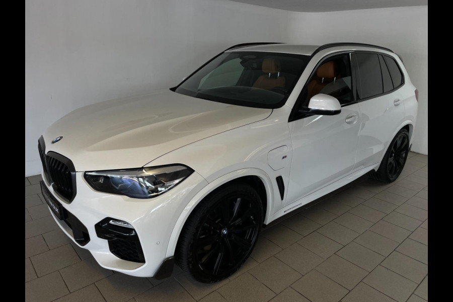 BMW X5 XDrive45e High Executive M PAKKET M PERFORMANCE CARBON AIRCO NAVI CRUISE BT STOELVERW LUCHTV 22INCH CAMERA NIEUWSTAAT