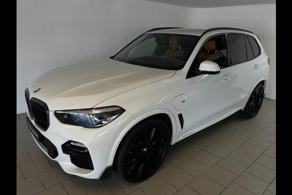 BMW X5 XDrive45e High Executive M PAKKET M PERFORMANCE CARBON AIRCO NAVI CRUISE BT STOELVERW LUCHTV 22INCH CAMERA NIEUWSTAAT