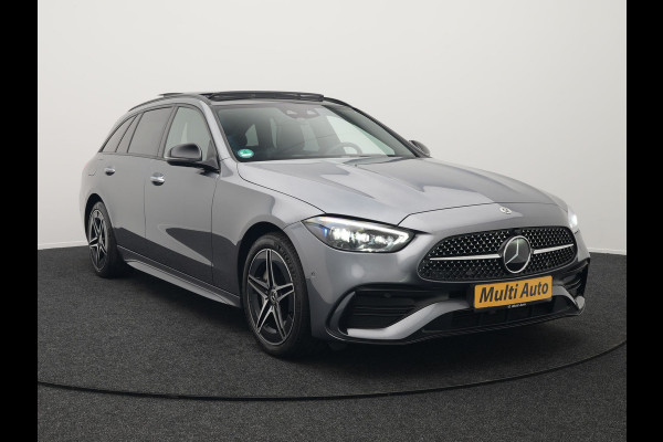 Mercedes-Benz C-Klasse Estate 300 e AMG Night Plug In Hybrid 320pk Dealer O.H. NIEUW MODEL PHEV | Panodak | Trekhaak af Fabriek | Alcantara Sportstoelen Verwarmd | Sfeerverlichting | Navigatie | Apple Carplay | Virtual | Camera | DAB |