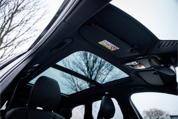 Volvo XC60 2.0 T6 Plug-in hybrid AWD Ultimate Black Edition ** Trekhaak ** Ventilatie ** Panodak ** B&W ** 12-2024!!