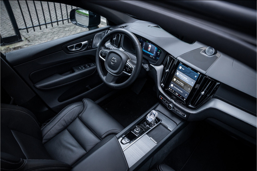 Volvo XC60 2.0 T6 Plug-in hybrid AWD Ultimate Black Edition ** Trekhaak ** Ventilatie ** Panodak ** B&W ** 12-2024!!