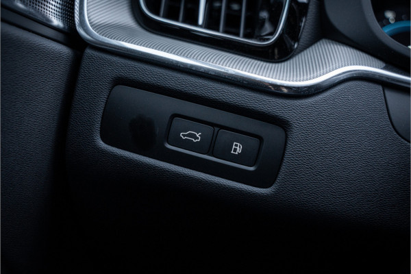 Volvo XC60 2.0 T6 Plug-in hybrid AWD Ultimate Black Edition ** Trekhaak ** Ventilatie ** Panodak ** B&W ** 12-2024!!