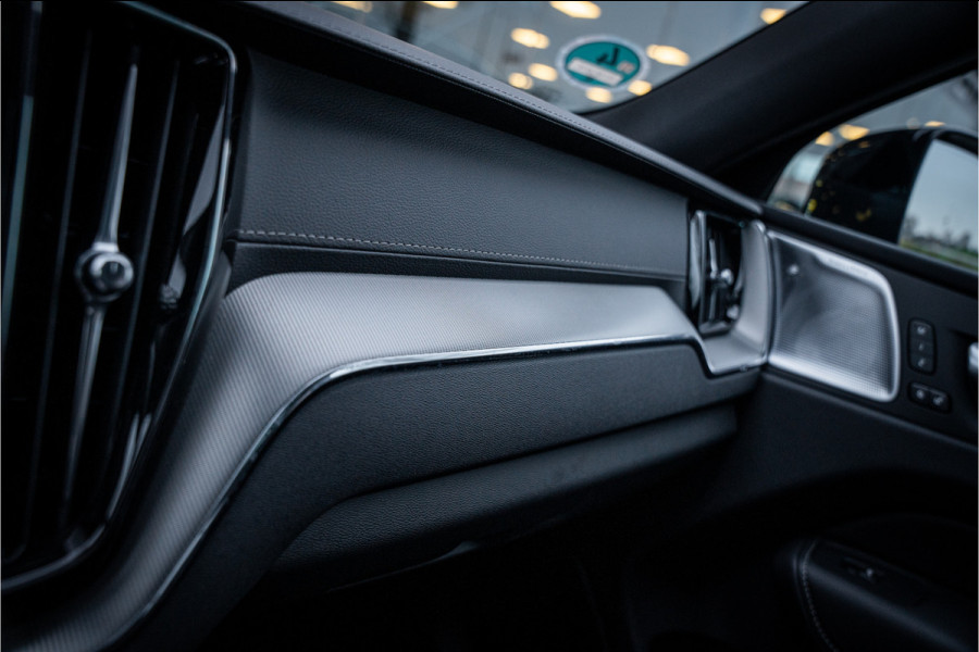 Volvo XC60 2.0 T6 Plug-in hybrid AWD Ultimate Black Edition ** Trekhaak ** Ventilatie ** Panodak ** B&W ** 12-2024!!