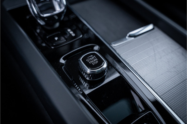 Volvo XC60 2.0 T6 Plug-in hybrid AWD Ultimate Black Edition ** Trekhaak ** Ventilatie ** Panodak ** B&W ** 12-2024!!