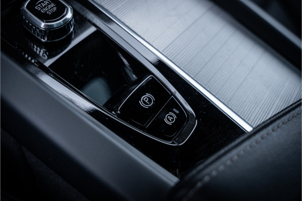 Volvo XC60 2.0 T6 Plug-in hybrid AWD Ultimate Black Edition ** Trekhaak ** Ventilatie ** Panodak ** B&W ** 12-2024!!