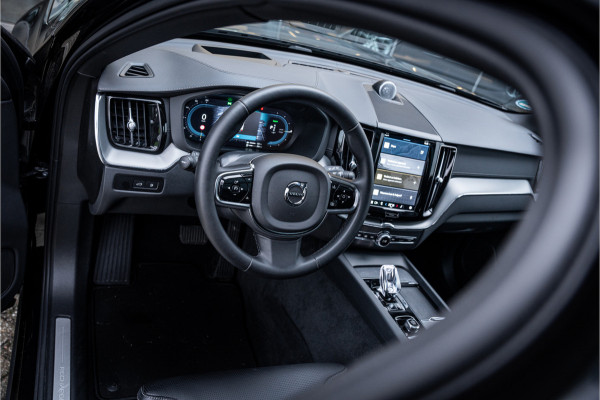 Volvo XC60 2.0 T6 Plug-in hybrid AWD Ultimate Black Edition ** Trekhaak ** Ventilatie ** Panodak ** B&W ** 12-2024!!