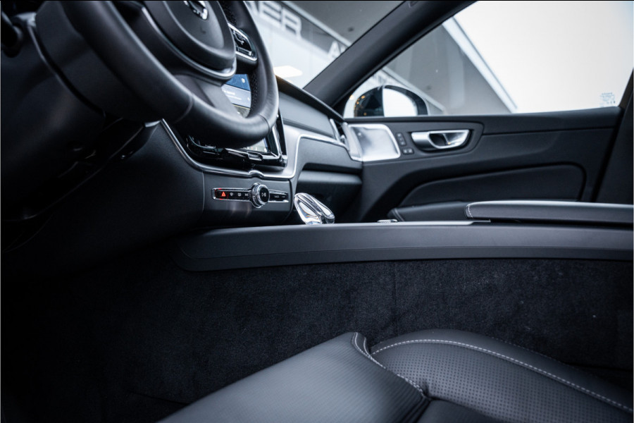 Volvo XC60 2.0 T6 Plug-in hybrid AWD Ultimate Black Edition ** Trekhaak ** Ventilatie ** Panodak ** B&W ** 12-2024!!