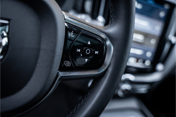 Volvo XC60 2.0 T6 Plug-in hybrid AWD Ultimate Black Edition ** Trekhaak ** Ventilatie ** Panodak ** B&W ** 12-2024!!
